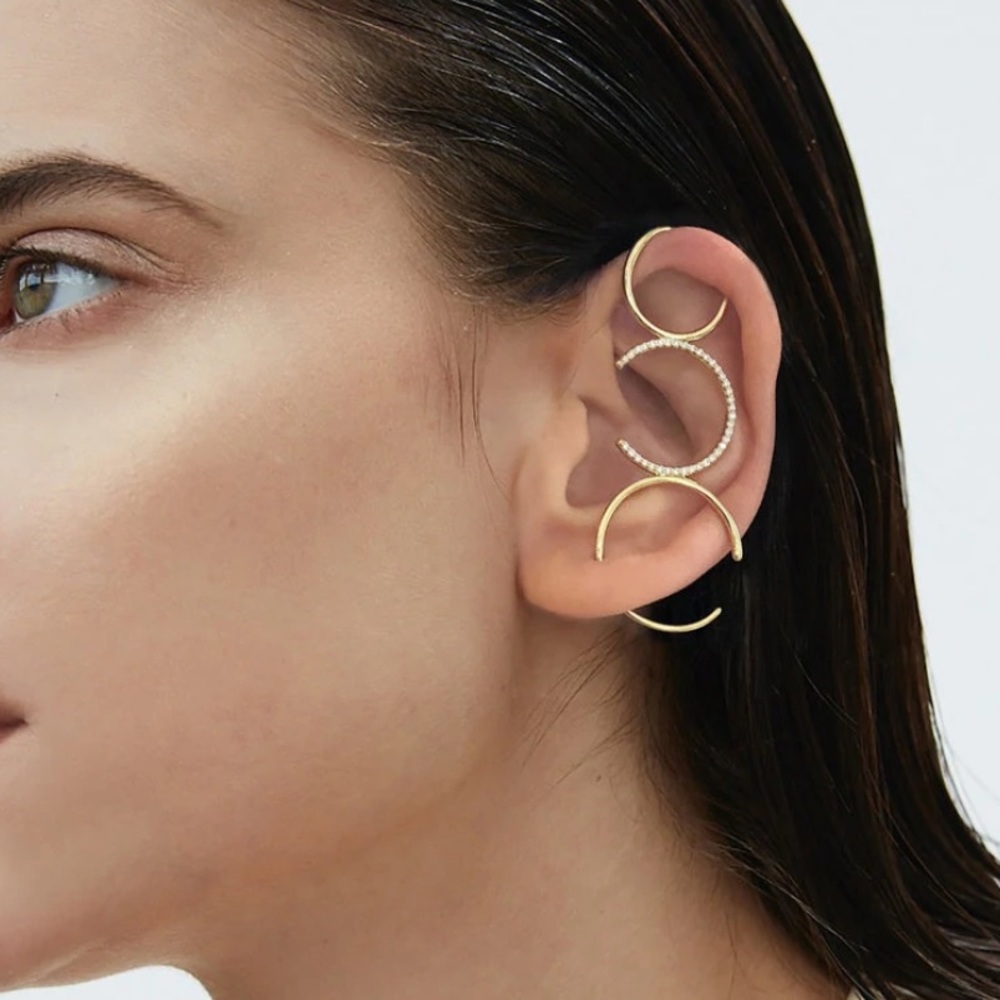 Circular ear clip